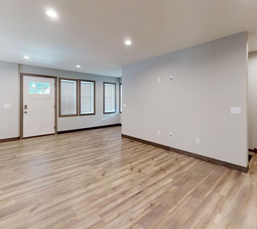 1042 20th Ave Se - Photo 4 of 12