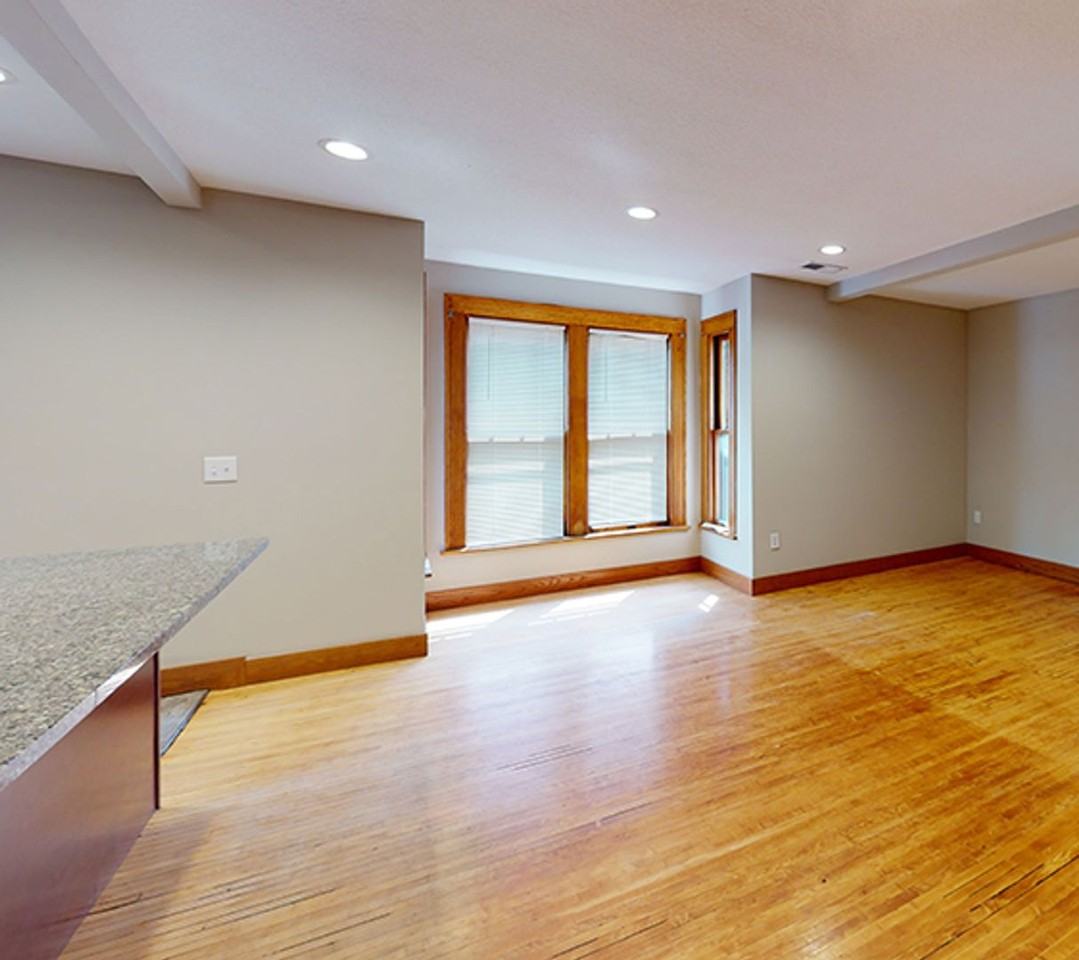 1107 6th St Se - Photo 3 of 6