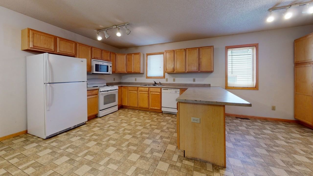 412 4th St SE - Photo 4 of 9