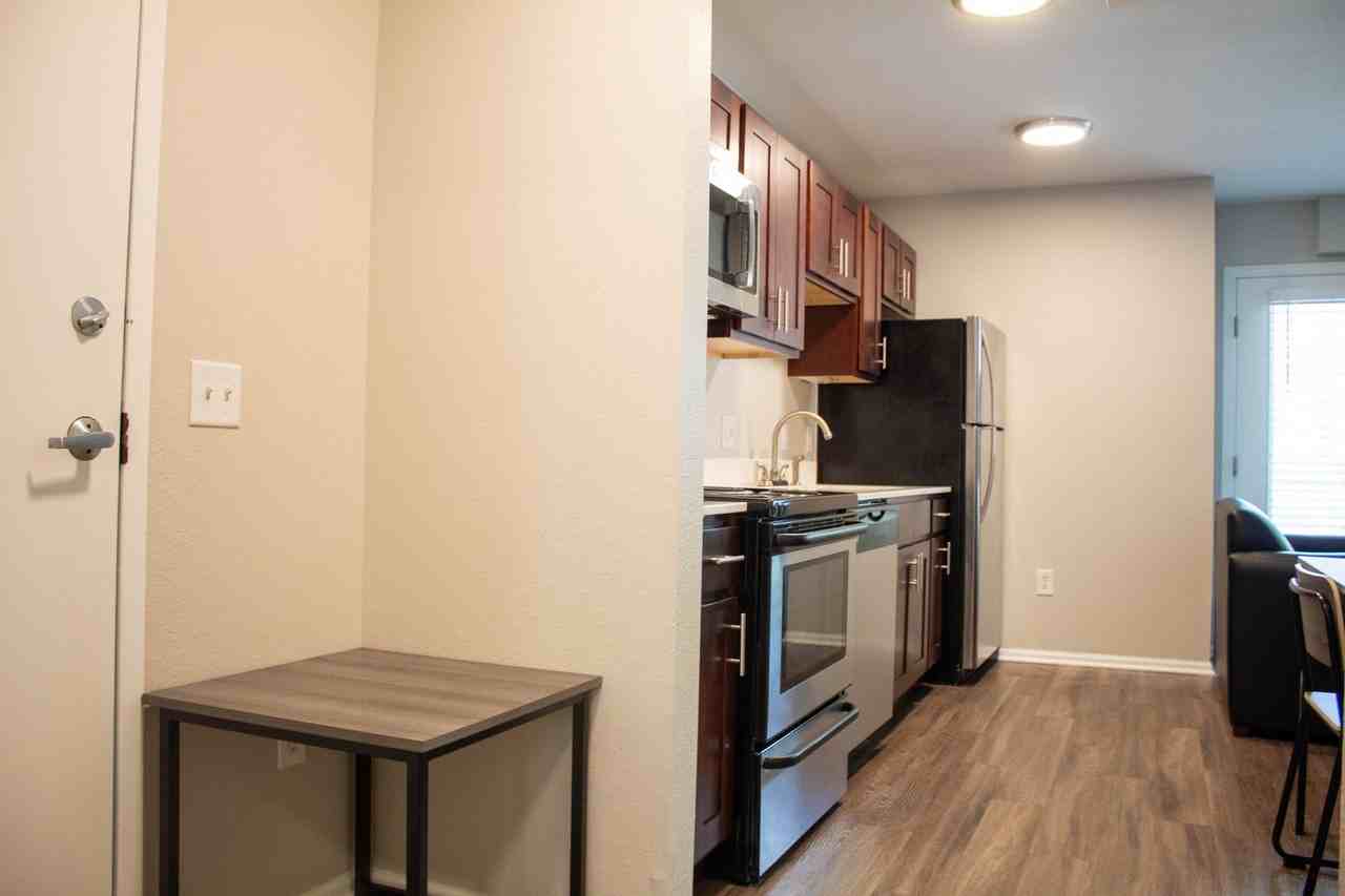 408 E Healey - Photo 5 of 50