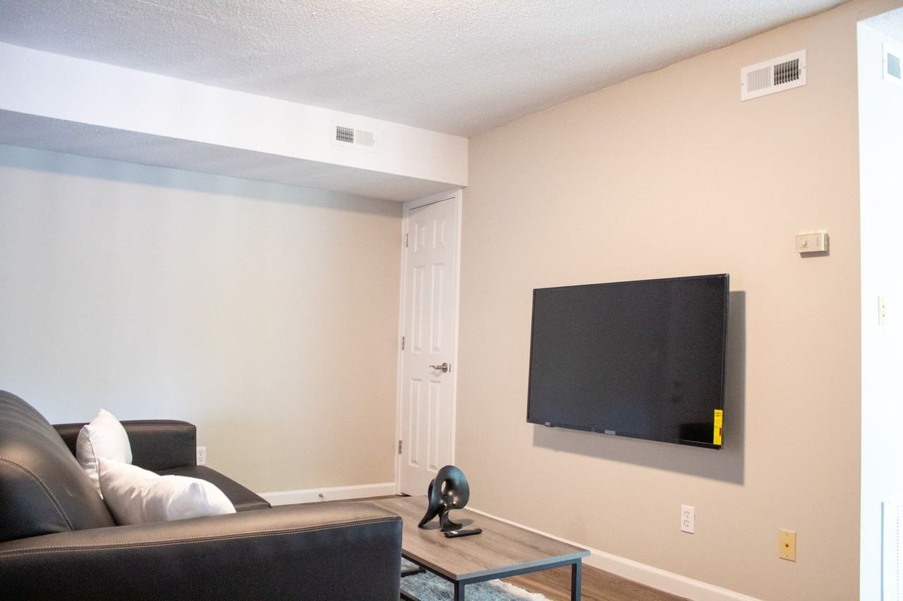 402 N Gregory - Photo 5 of 34