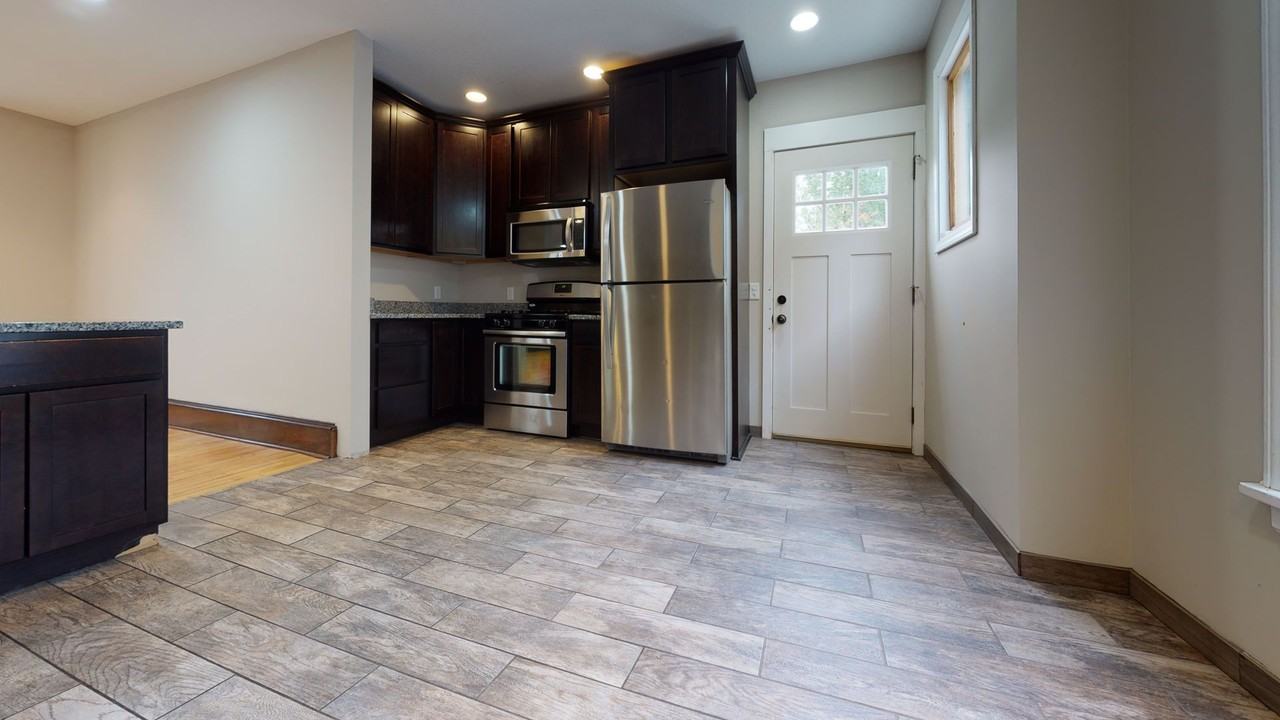 1025 15th Ave Se - Photo 2 of 11