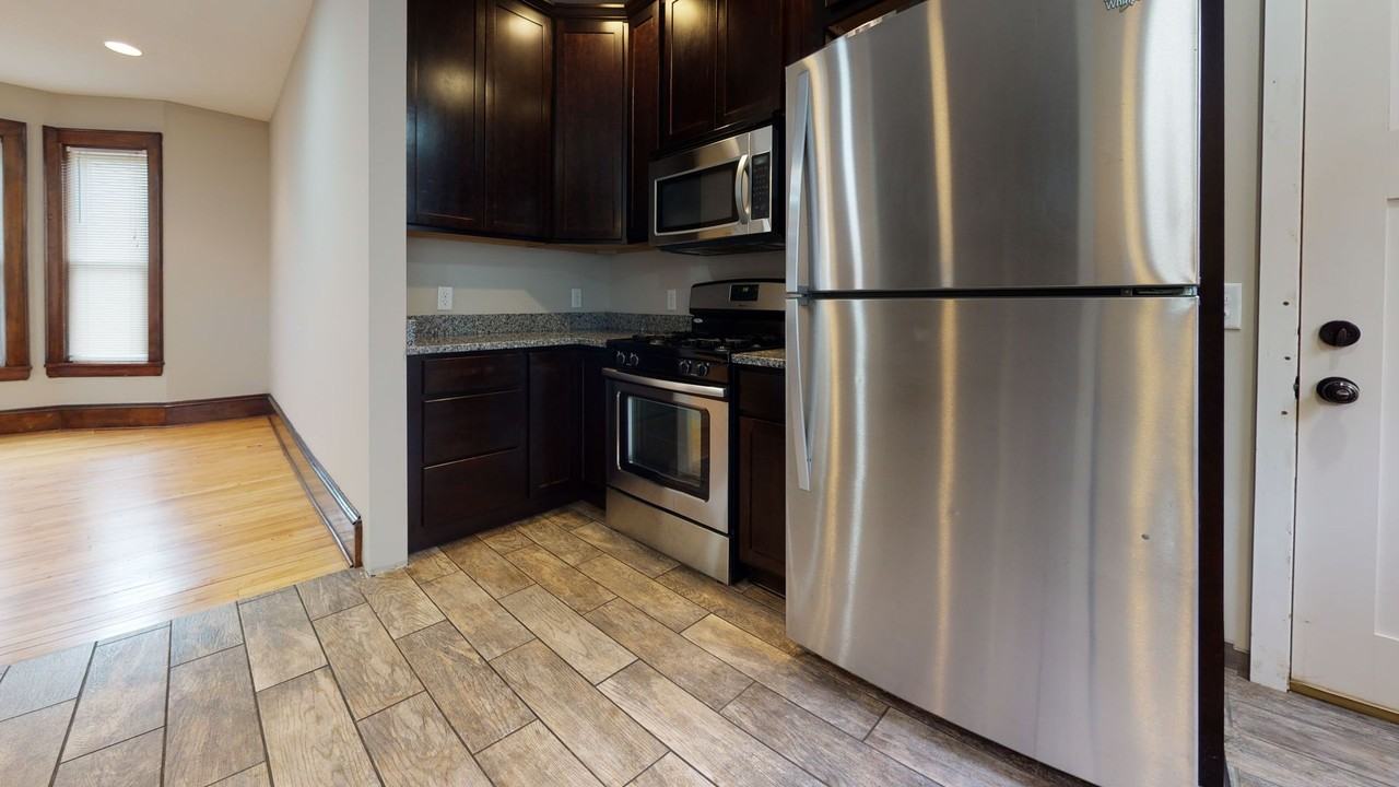 1025 15th Ave Se - Photo 3 of 11