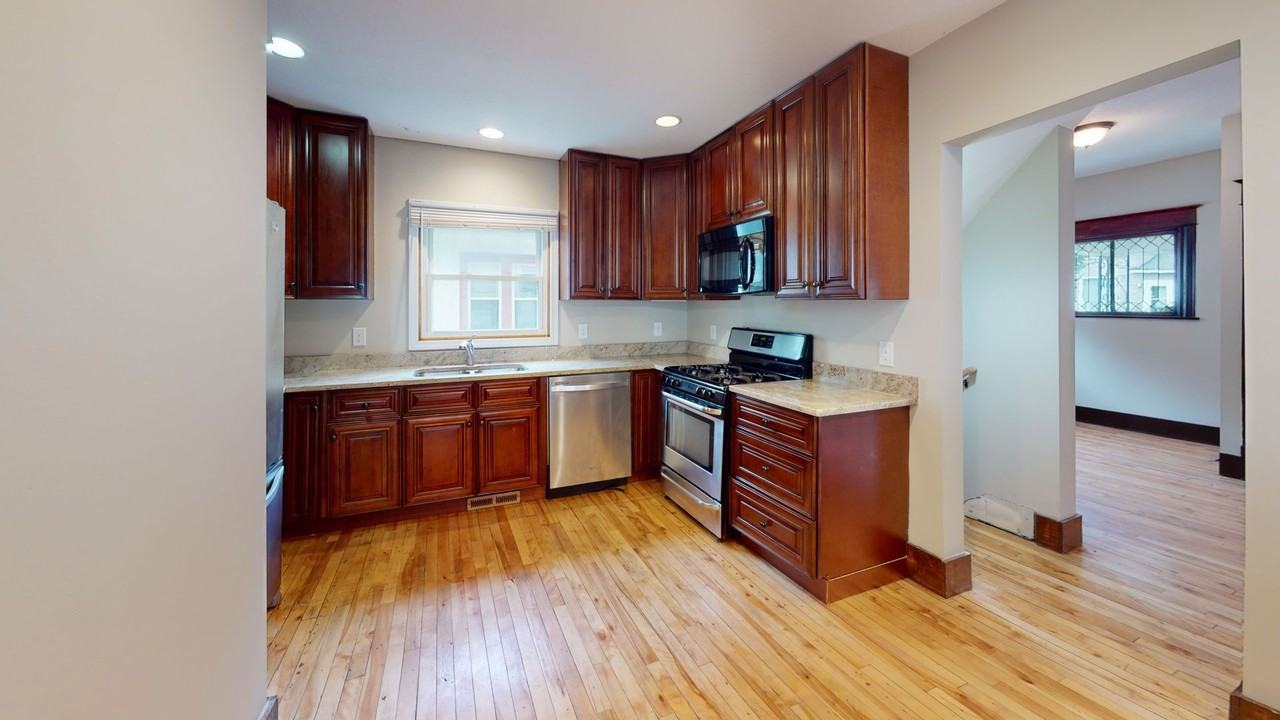 1087 15th Ave Se - Photo 3 of 10