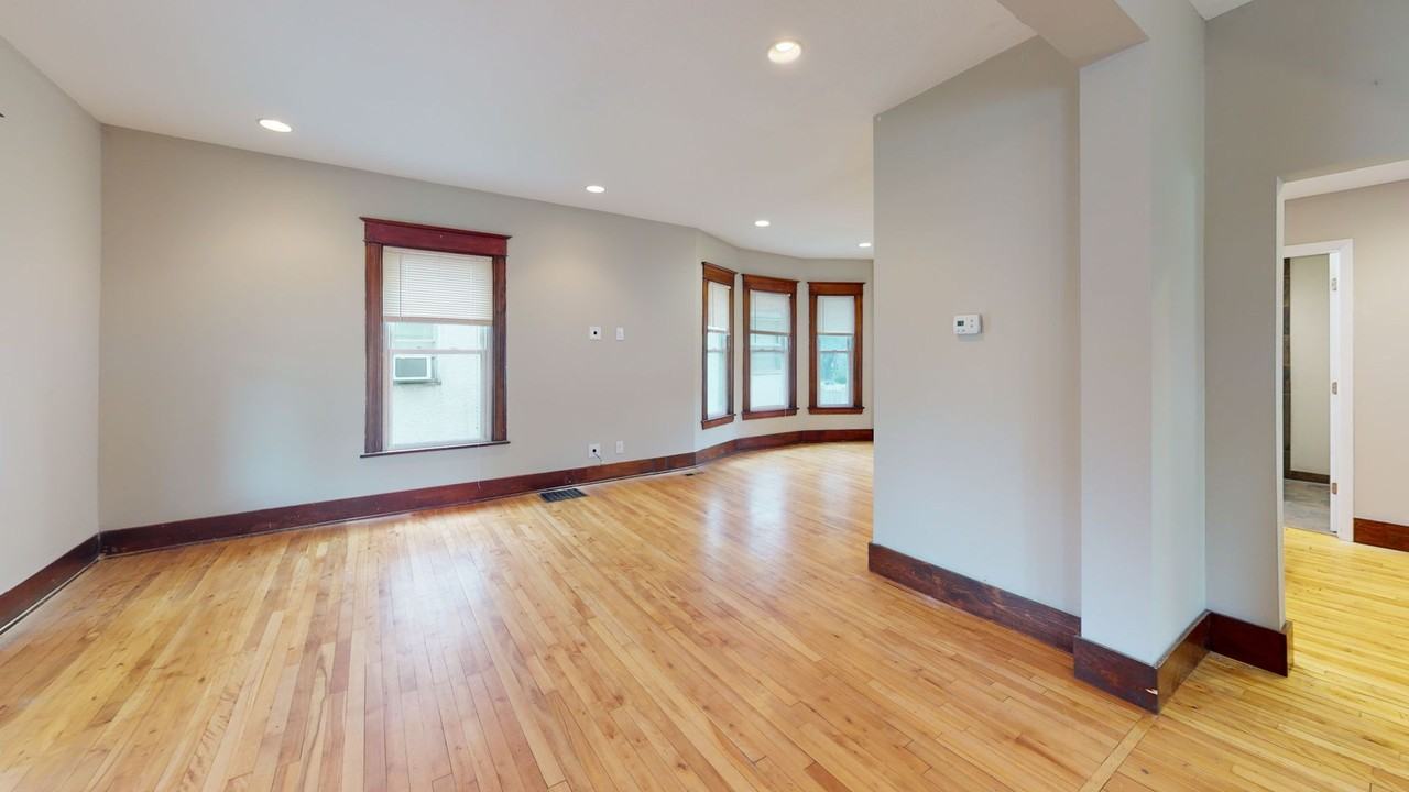 1087 15th Ave Se - Photo 4 of 10
