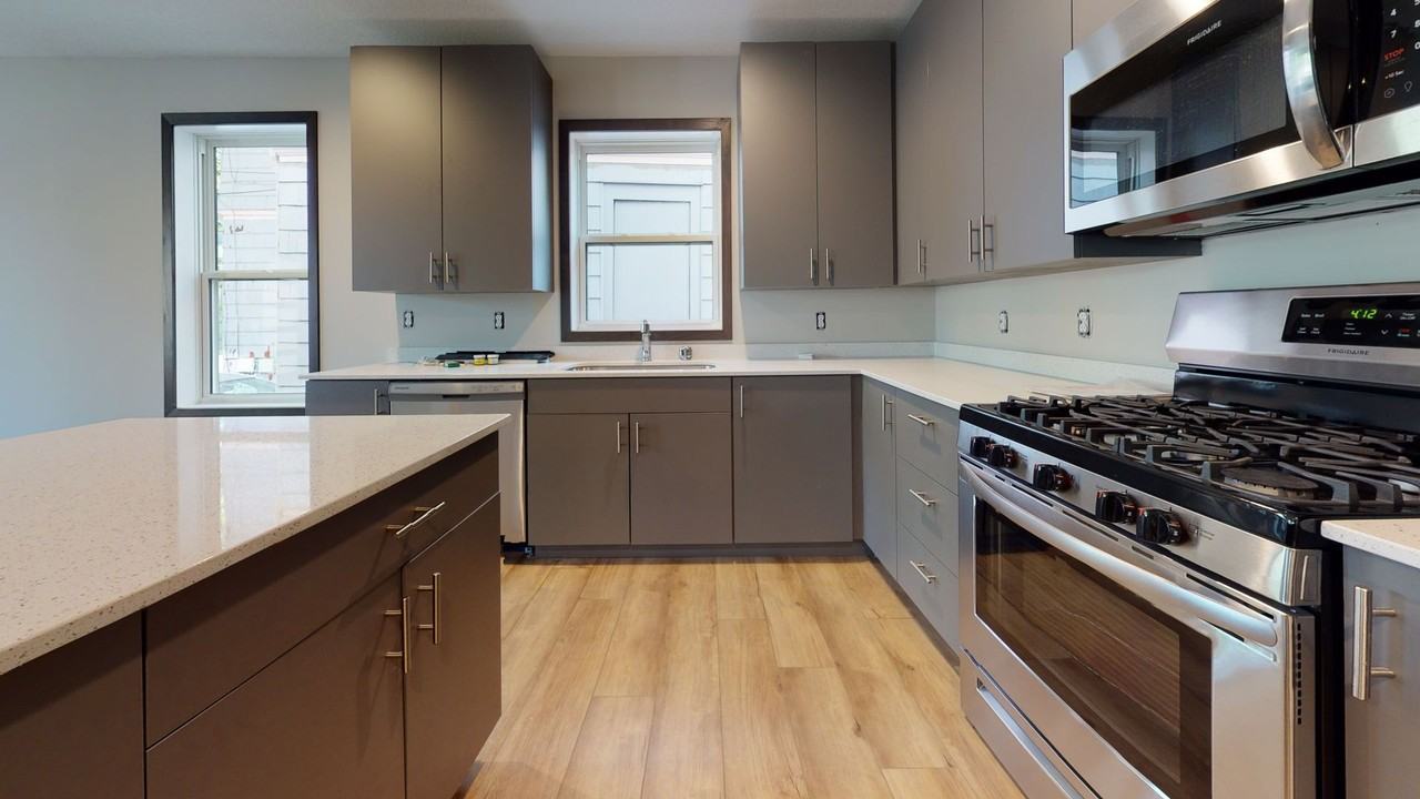 605 12th Ave Se - Photo 5 of 8