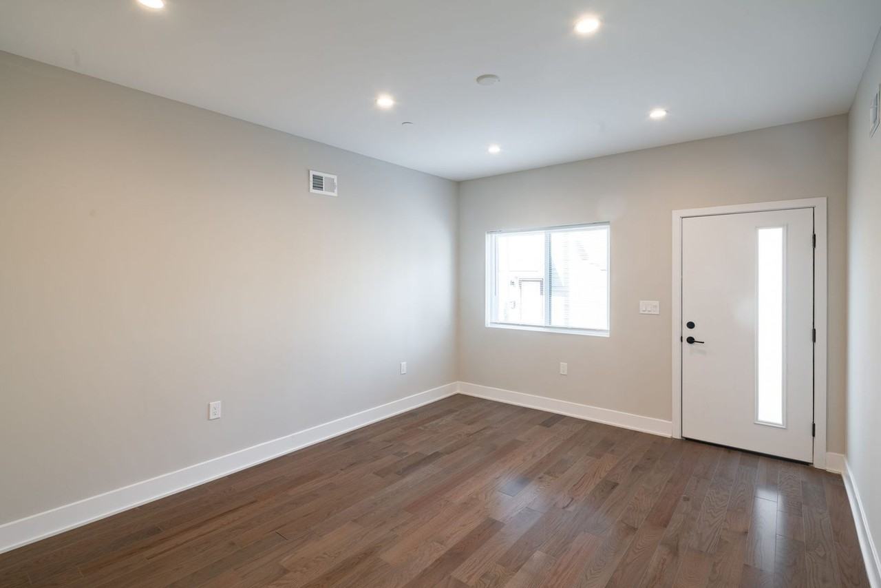 1910 Monument St - Photo 7 of 30