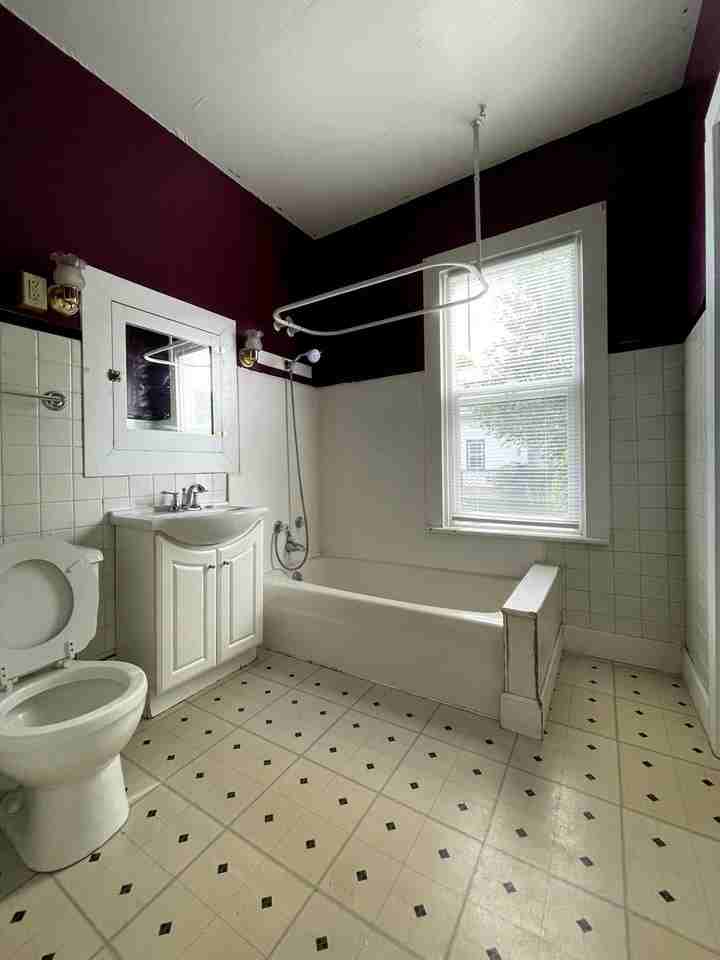 1502 Ferry St - Photo 3 of 12