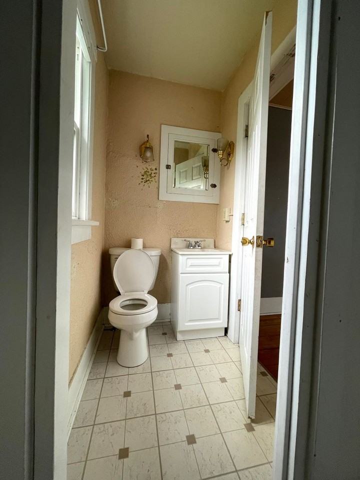 1502 Ferry St - Photo 4 of 12