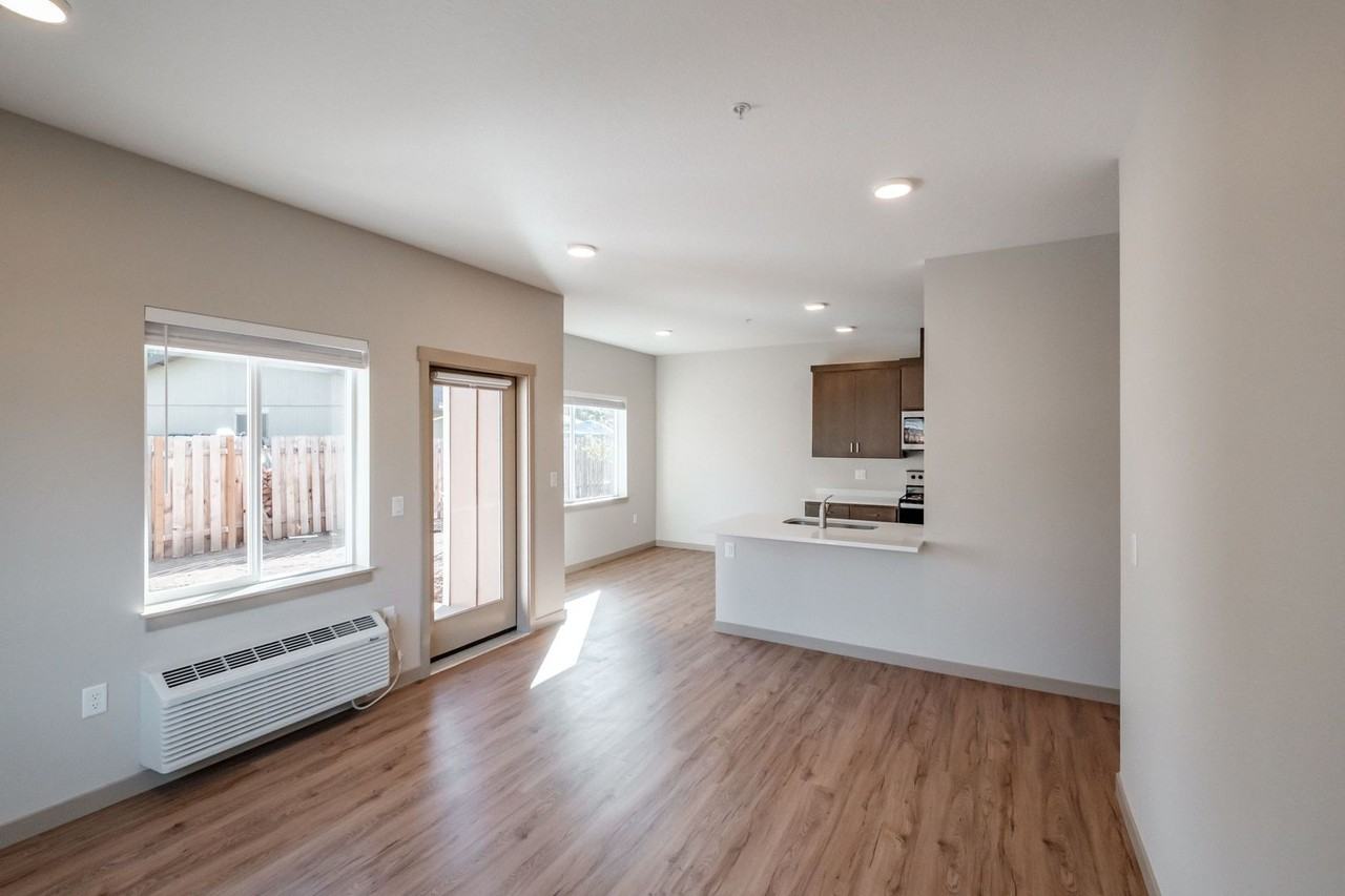 754, 756 & 760 Chemawa Rd NE - Photo 4 of 28