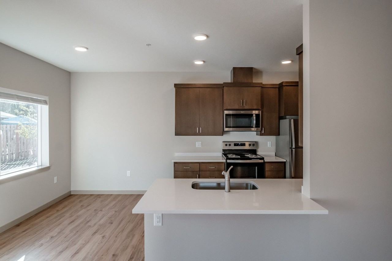 754, 756 & 760 Chemawa Rd NE - Photo 7 of 28