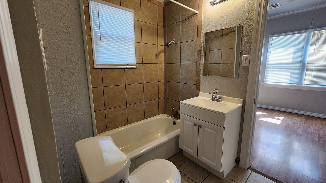 3329 Nw 16th St - Photo 3 of 19