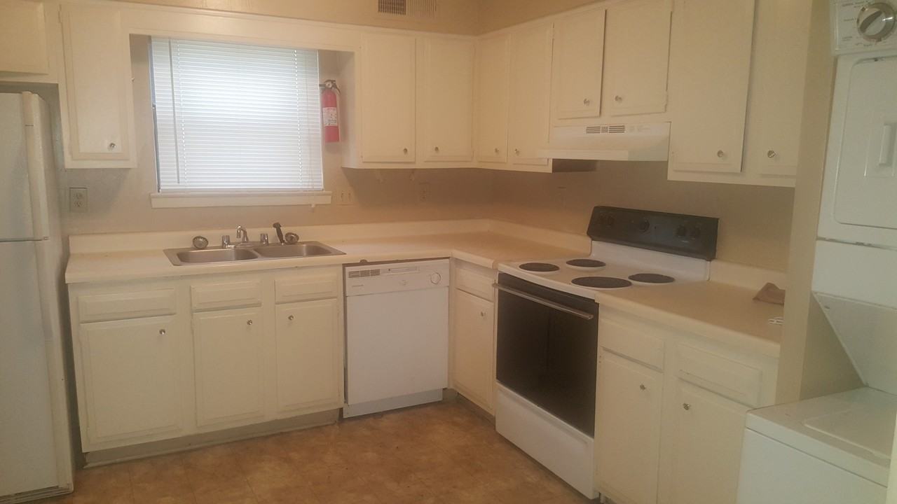 661 Watson St - Photo 4 of 7