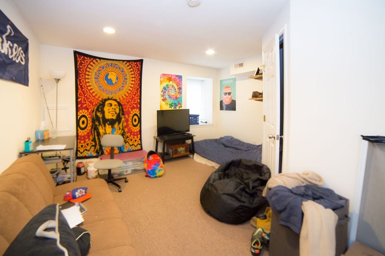 Newly Renovated Temple Apartment - Photo 7 of 11
