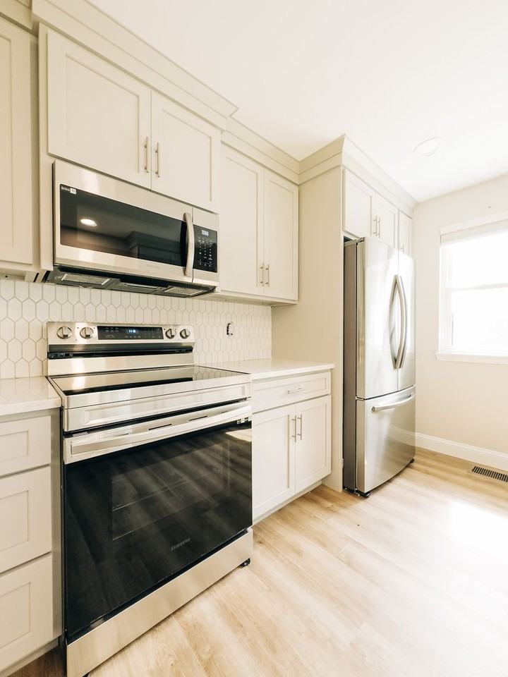 208 E 16th St - Photo 3 of 41