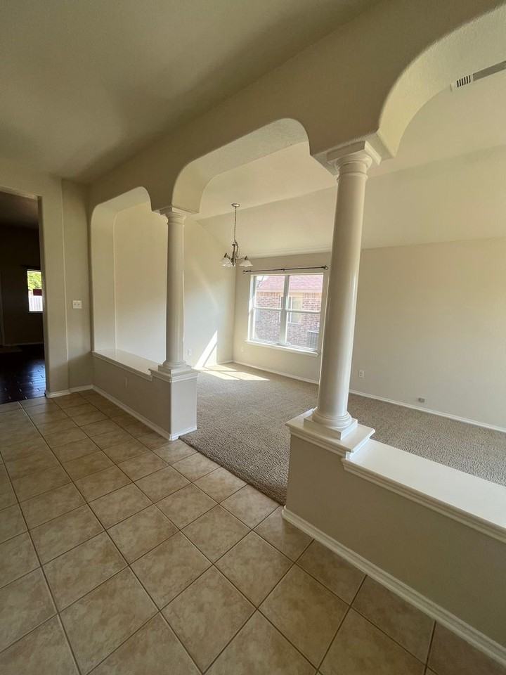 1607 Schottische Ln - Photo 4 of 16