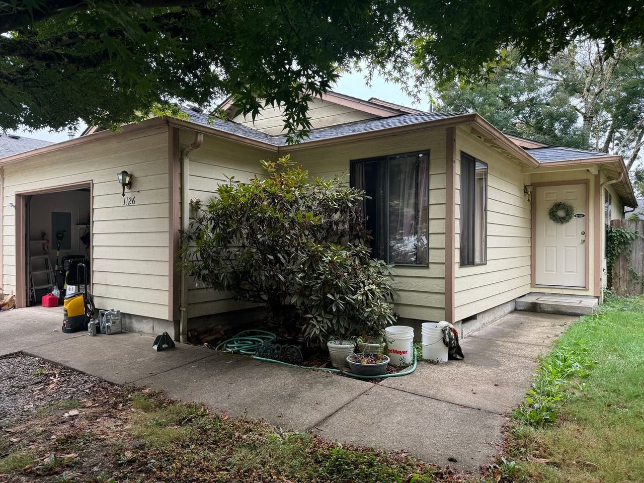 1126 Ne Conser Pl - Photo 2 of 2