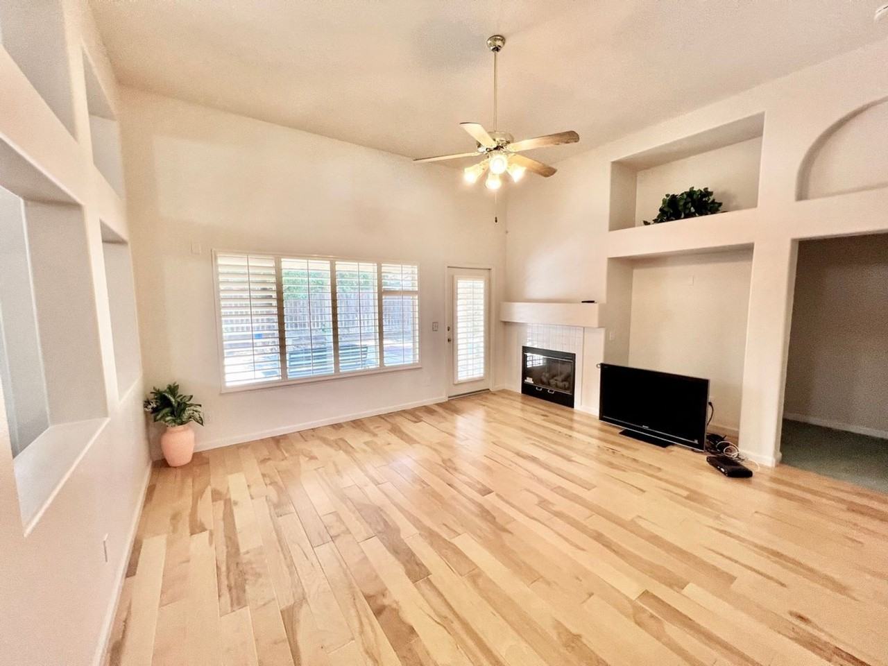 5843 W Beechwood Ave - Photo 2 of 18