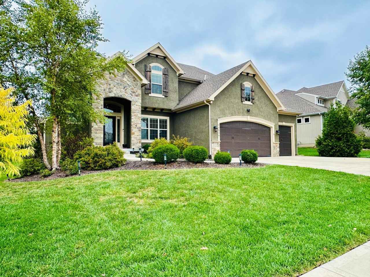 11516 W 158th St - Photo 2 of 50