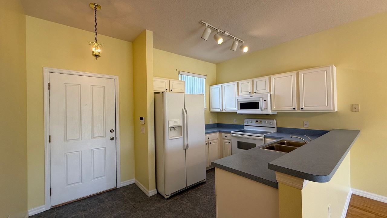 112 Monroe Circle - Photo 3 of 25