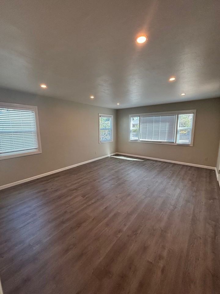 1951 Illinois Ave - Photo 3 of 12