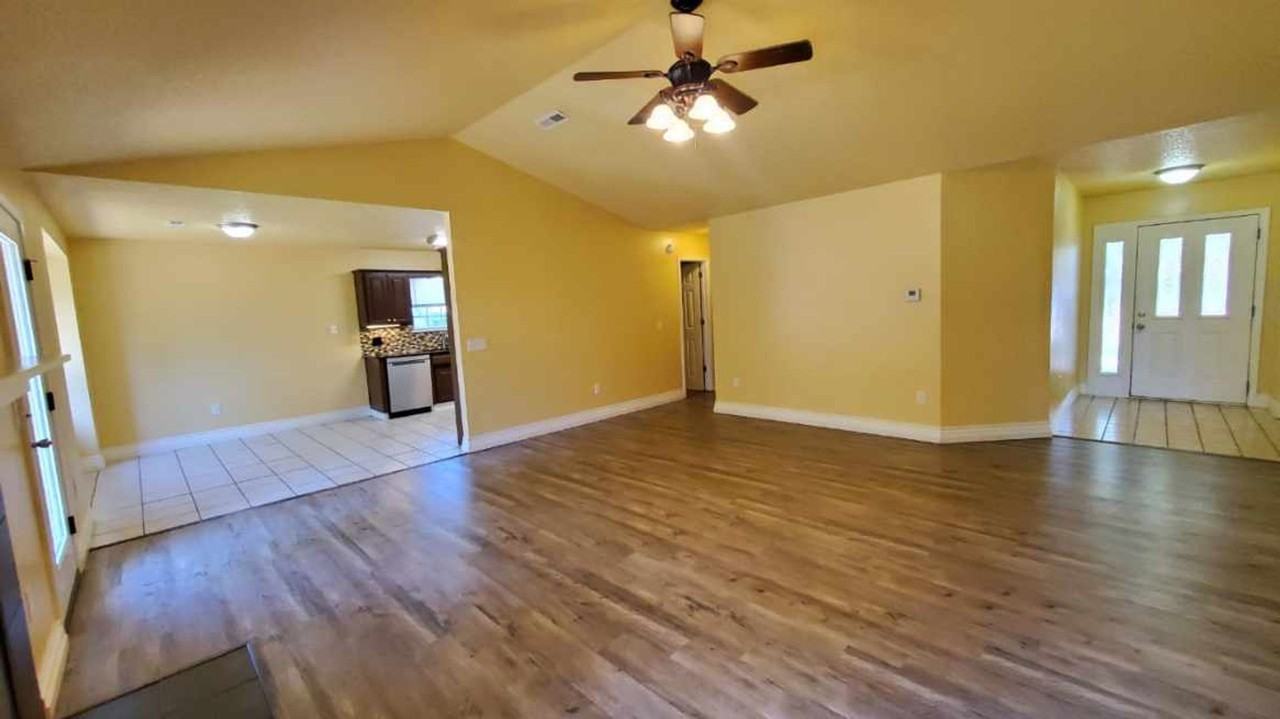 1403 Se 21st St - Photo 2 of 18