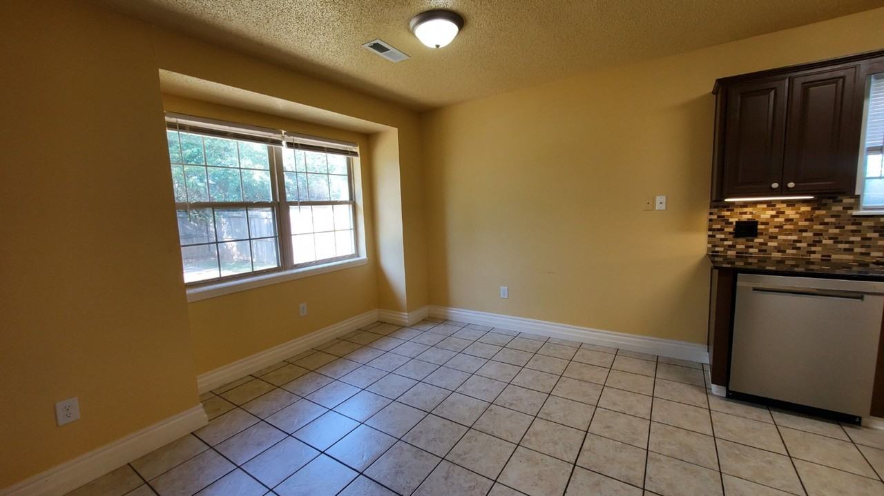 1403 Se 21st St - Photo 3 of 18