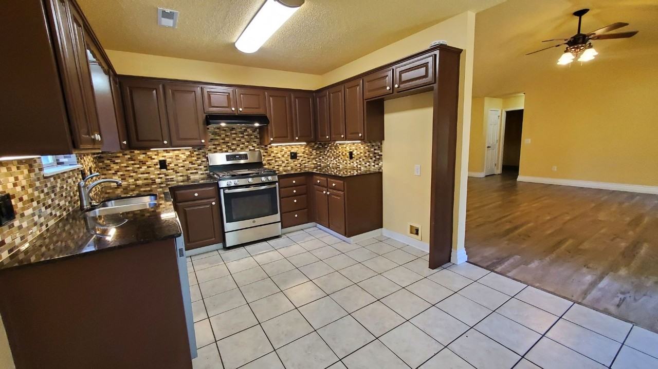 1403 Se 21st St - Photo 4 of 18