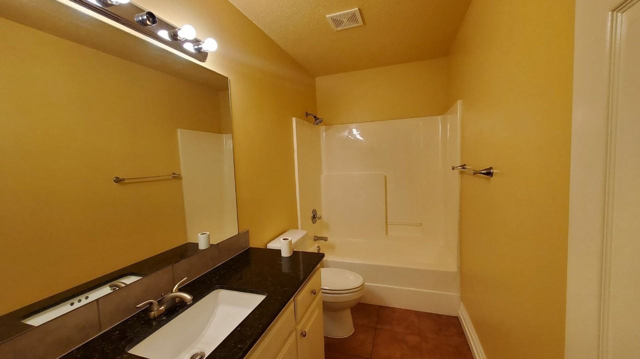 1403 Se 21st St - Photo 5 of 18