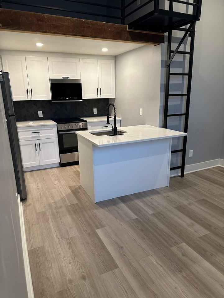 221-223 W King Street - Photo 2 of 7