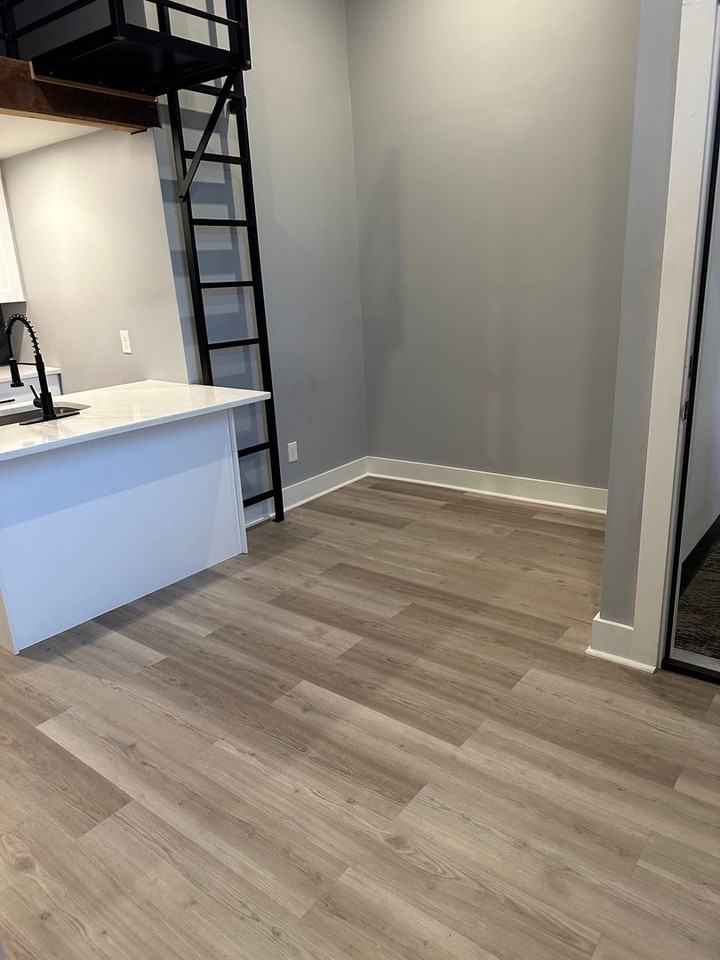 221-223 W King Street - Photo 3 of 7