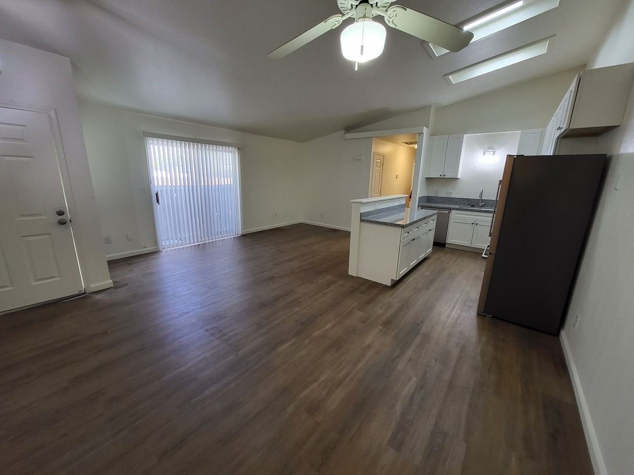 LIN0609-611>** - Photo 3 of 12