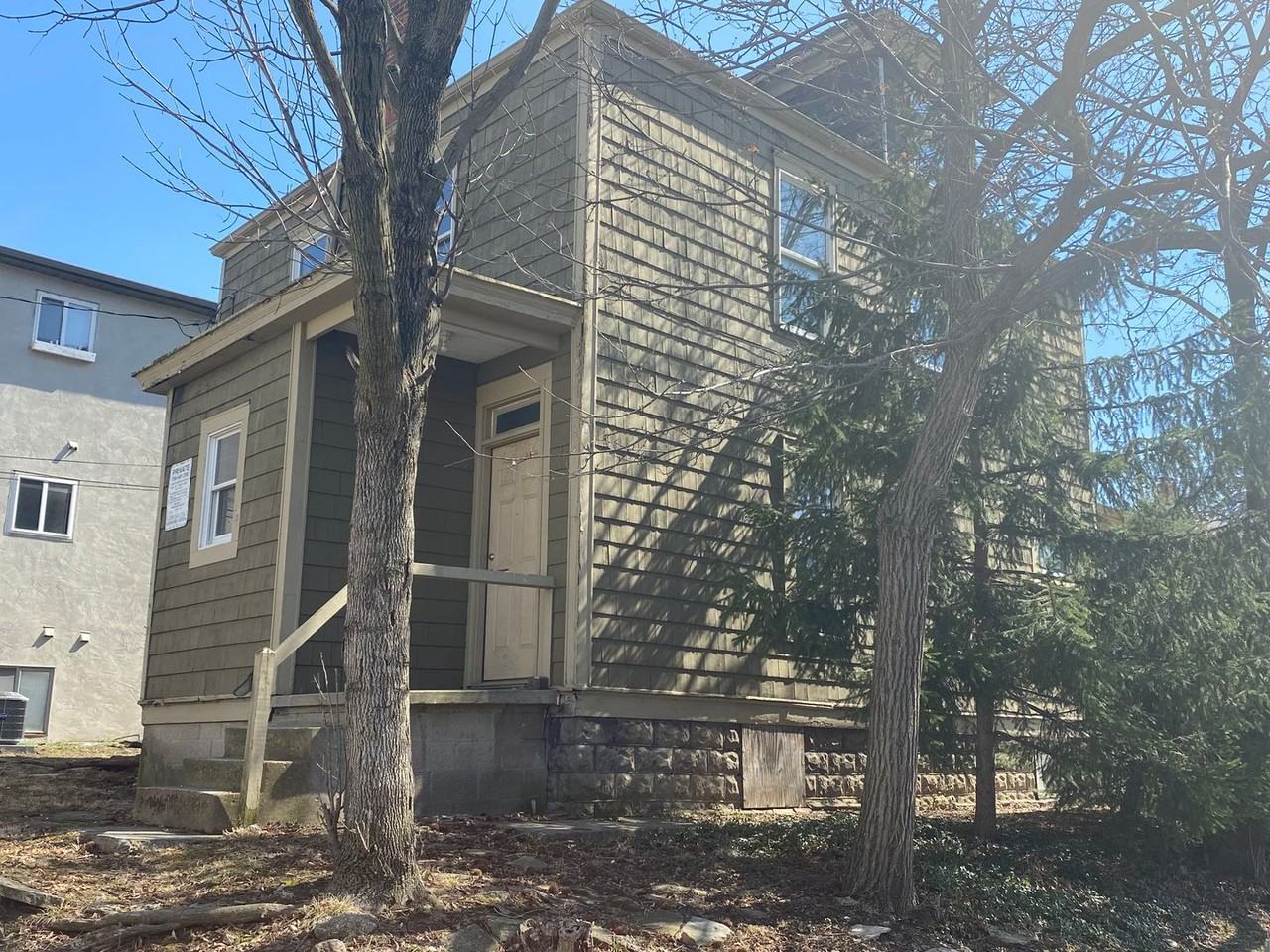 136 E Norwich Ave - Photo 4 of 24