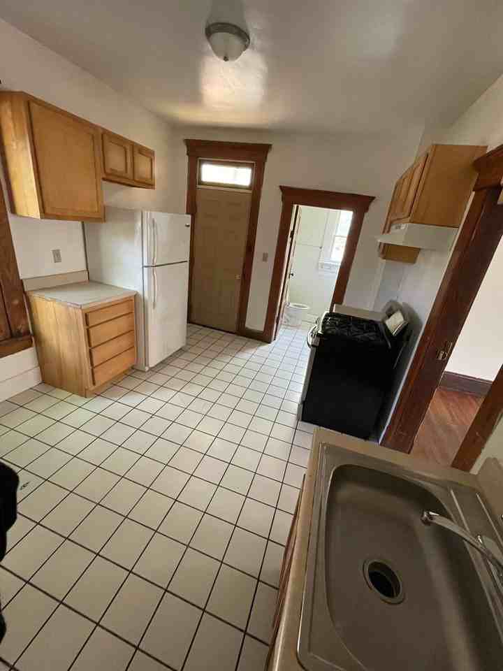 136 E Norwich Ave - Photo 5 of 24