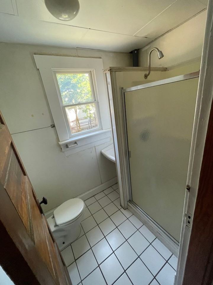 136 E Norwich Ave - Photo 7 of 24