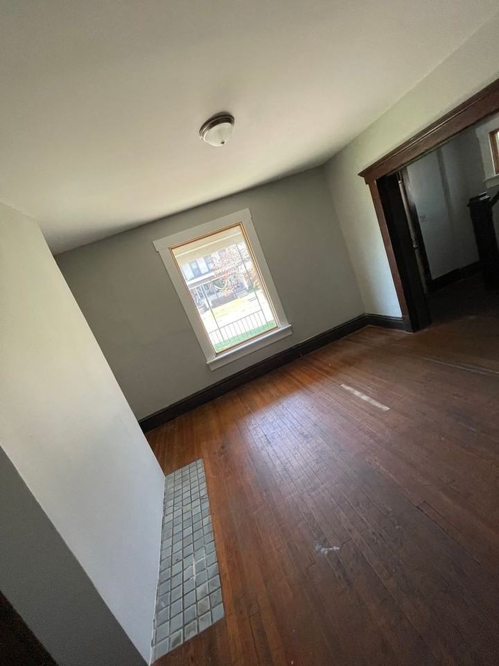 136 E Norwich Ave - Photo 6 of 24