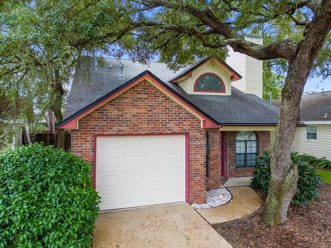 236 Parkwood Cir - Photo 3 of 25