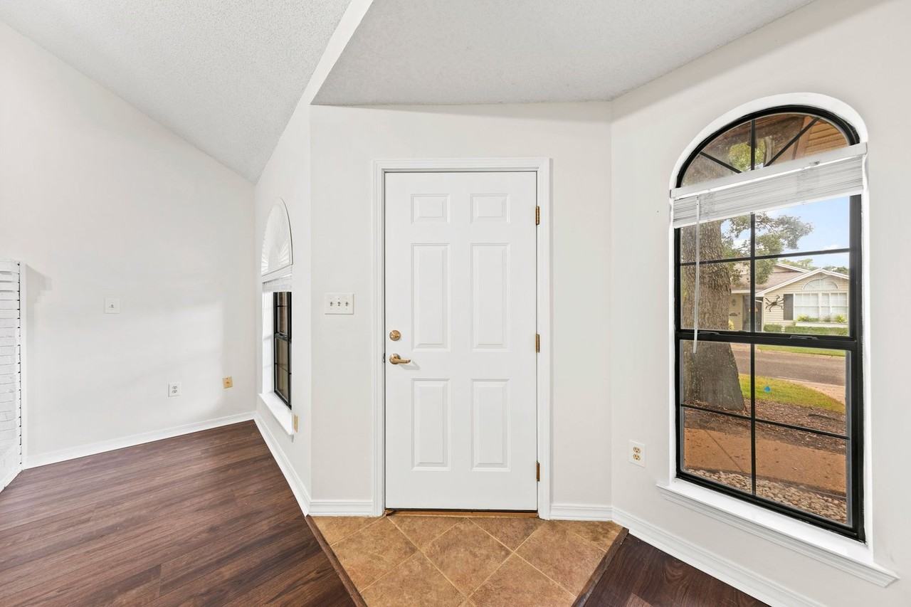 236 Parkwood Cir - Photo 5 of 25