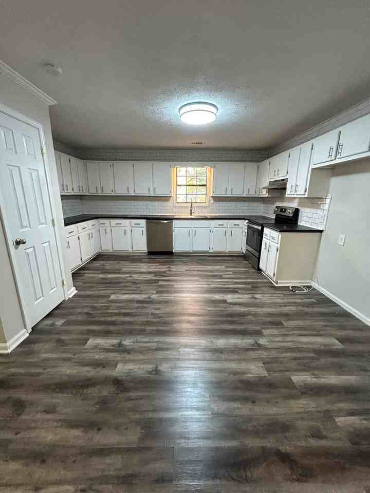 596 N Mclemore Ave - Photo 3 of 12