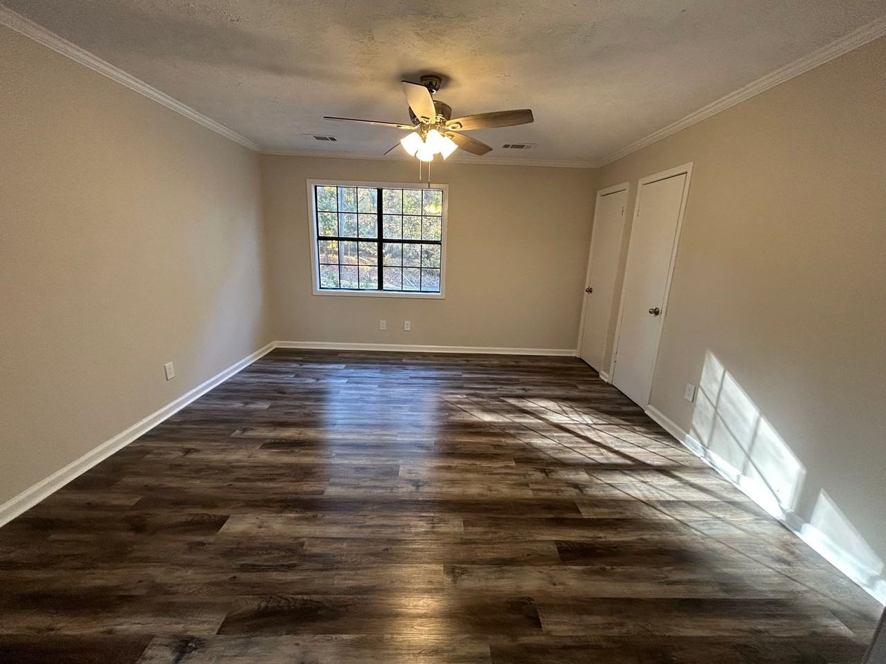 596 N Mclemore Ave - Photo 5 of 12