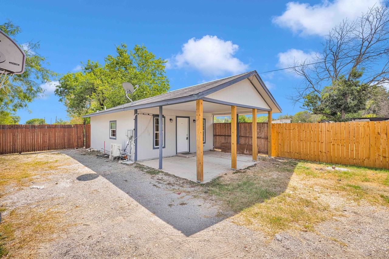 954 SW 40th St - Photo 2 of 12