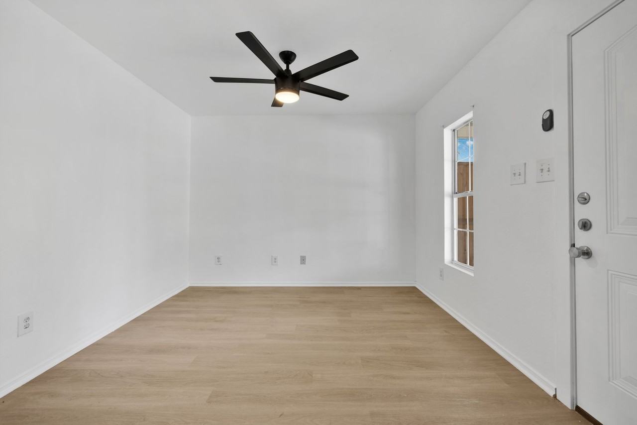 954 SW 40th St - Photo 3 of 12