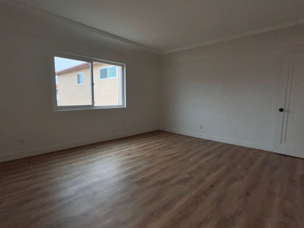 1041 W 20th St - Photo 3 of 15