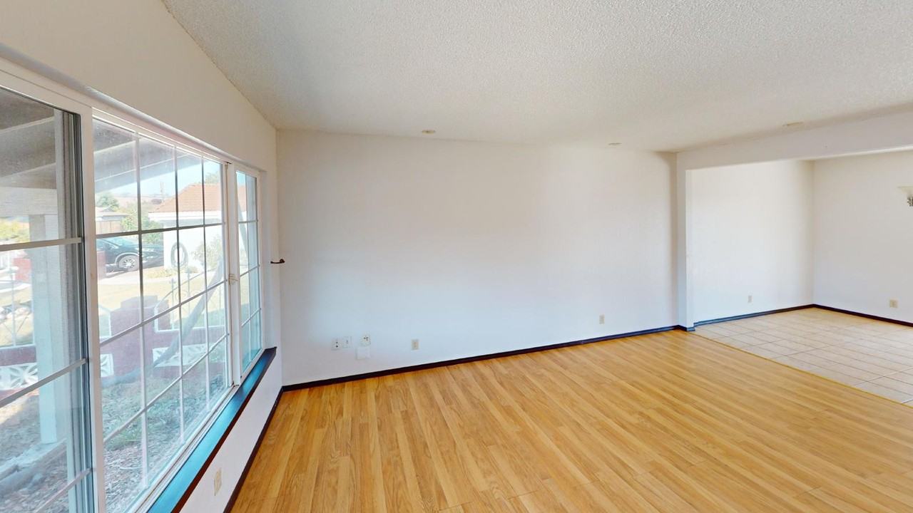 4728 Nelson St - Photo 3 of 18