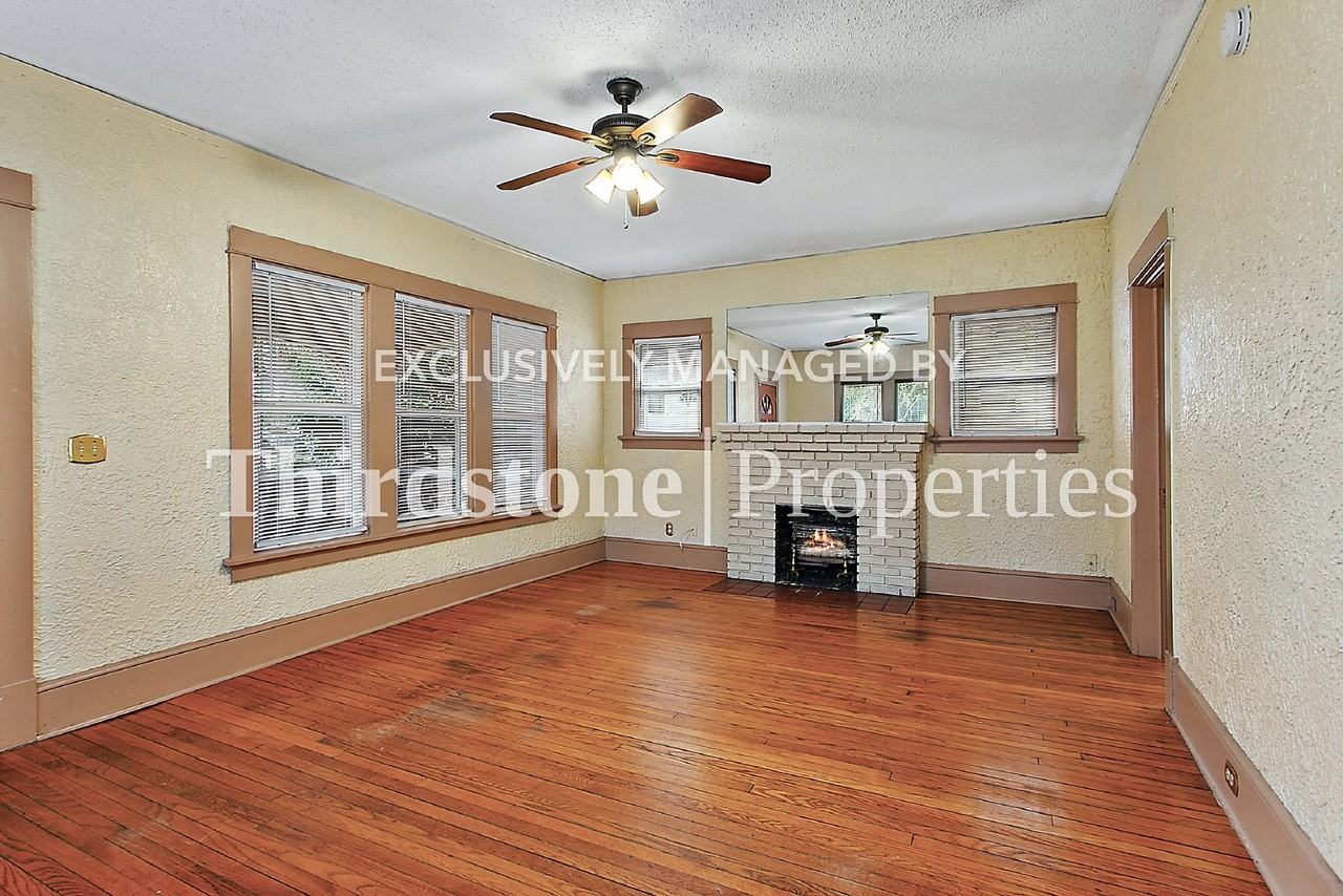 7656 Laura St N - Photo 5 of 21