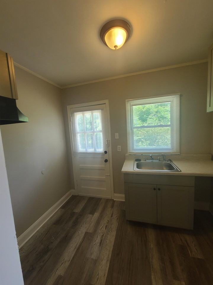 Bodley Ave E. 712 - Photo 3 of 6