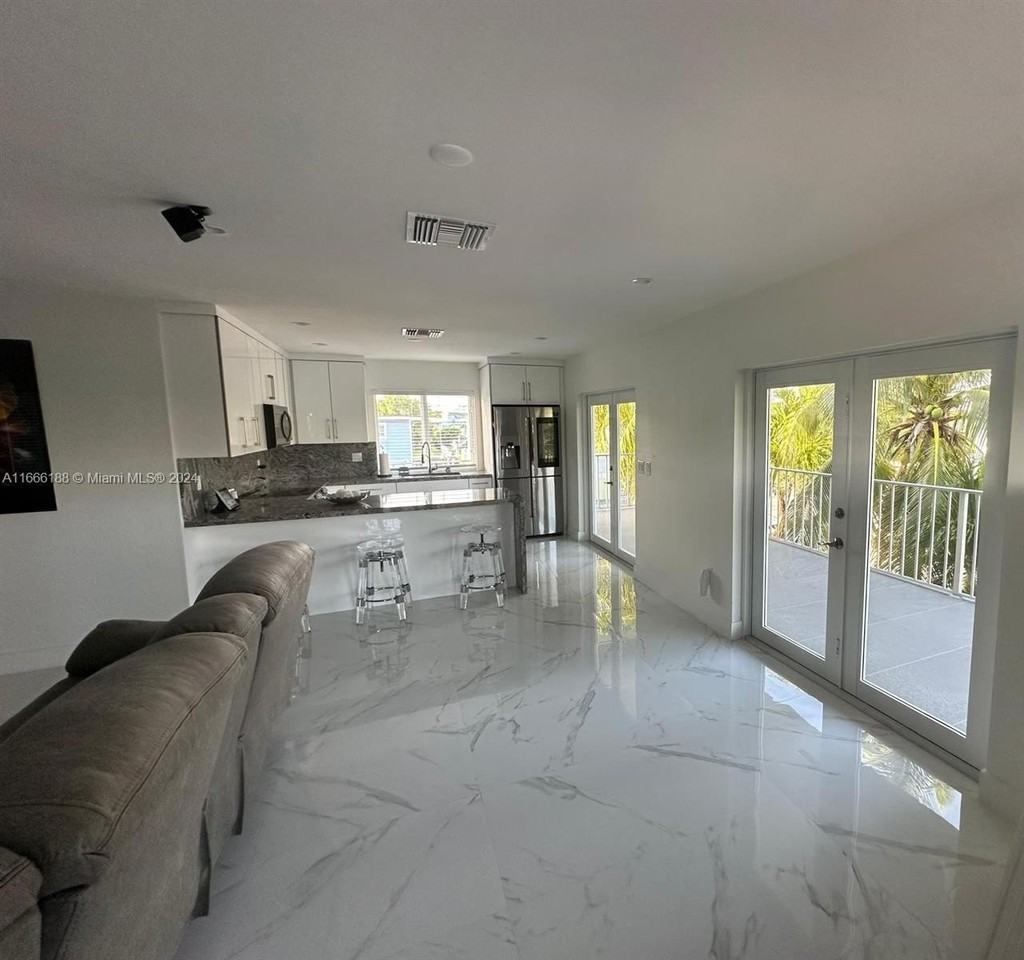 169 Corrine Pl - Photo 3 of 13