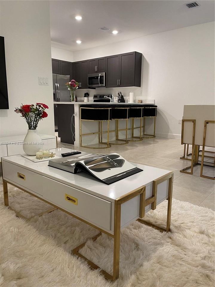 2616 Se 12th St - Photo 2 of 8