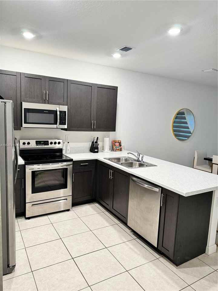 2616 Se 12th St - Photo 3 of 8