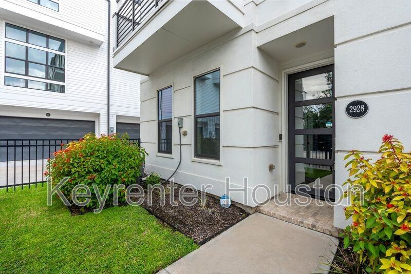 2928 Lamar St - Photo 2 of 35